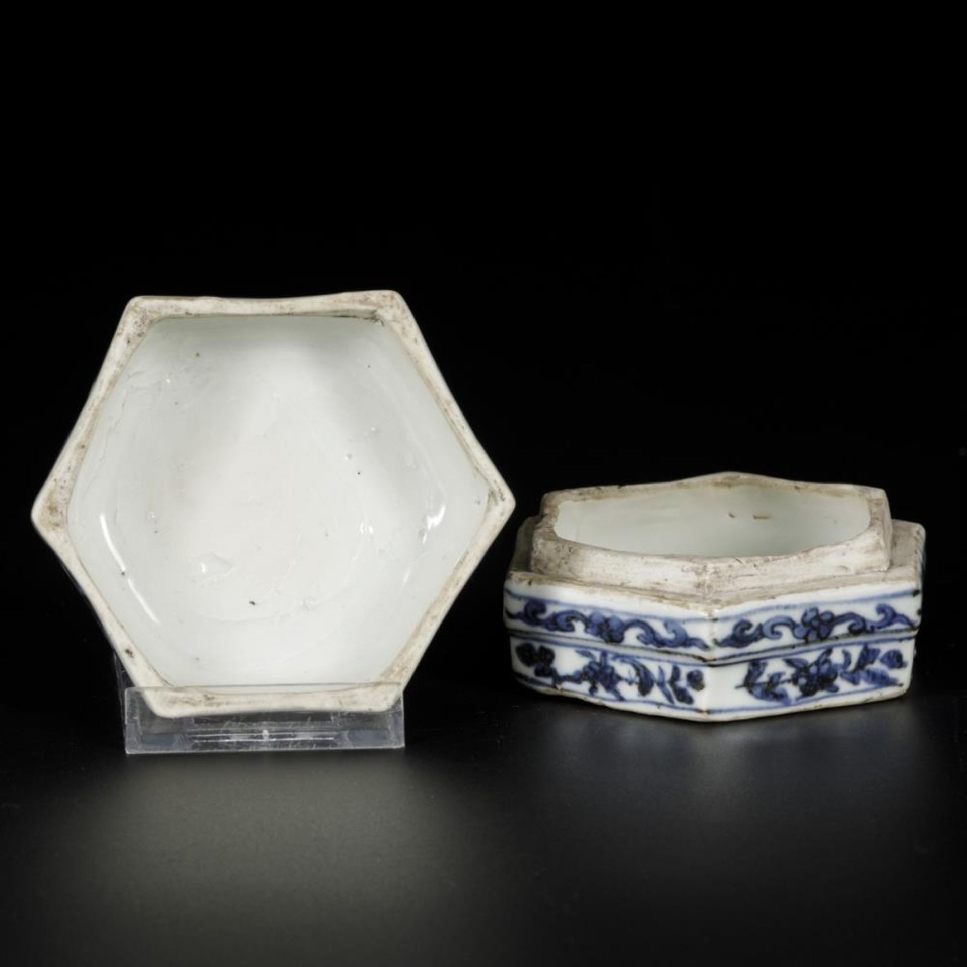 A porcelain lidded box with floral decor, China, Ming or later. - Bild 4 aus 6