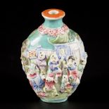 A porcelain famille rose snuff bottle decorated with 4 concubines and 16 children, marked Qianglong,