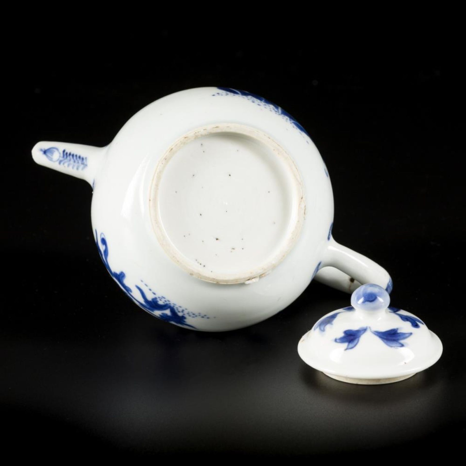 A porcelain teapot with floral decoration, China, Kangxi. - Bild 6 aus 7