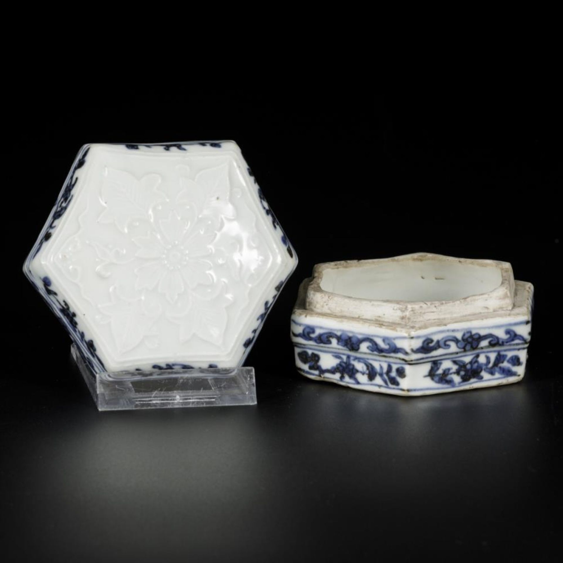 A porcelain lidded box with floral decor, China, Ming or later. - Bild 3 aus 6