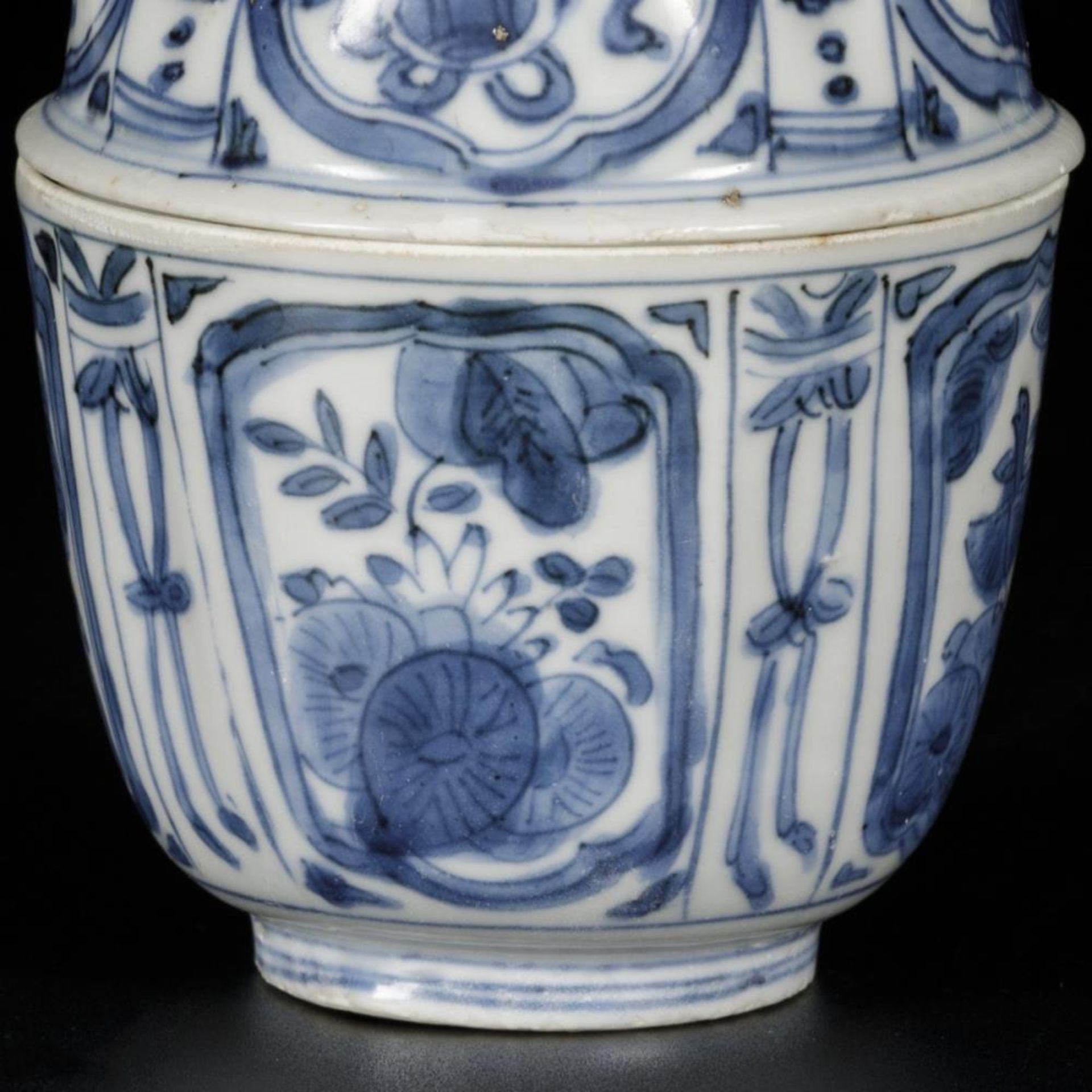 A porcelain lidded bowl with floral decor, China, Wanli. - Bild 5 aus 7