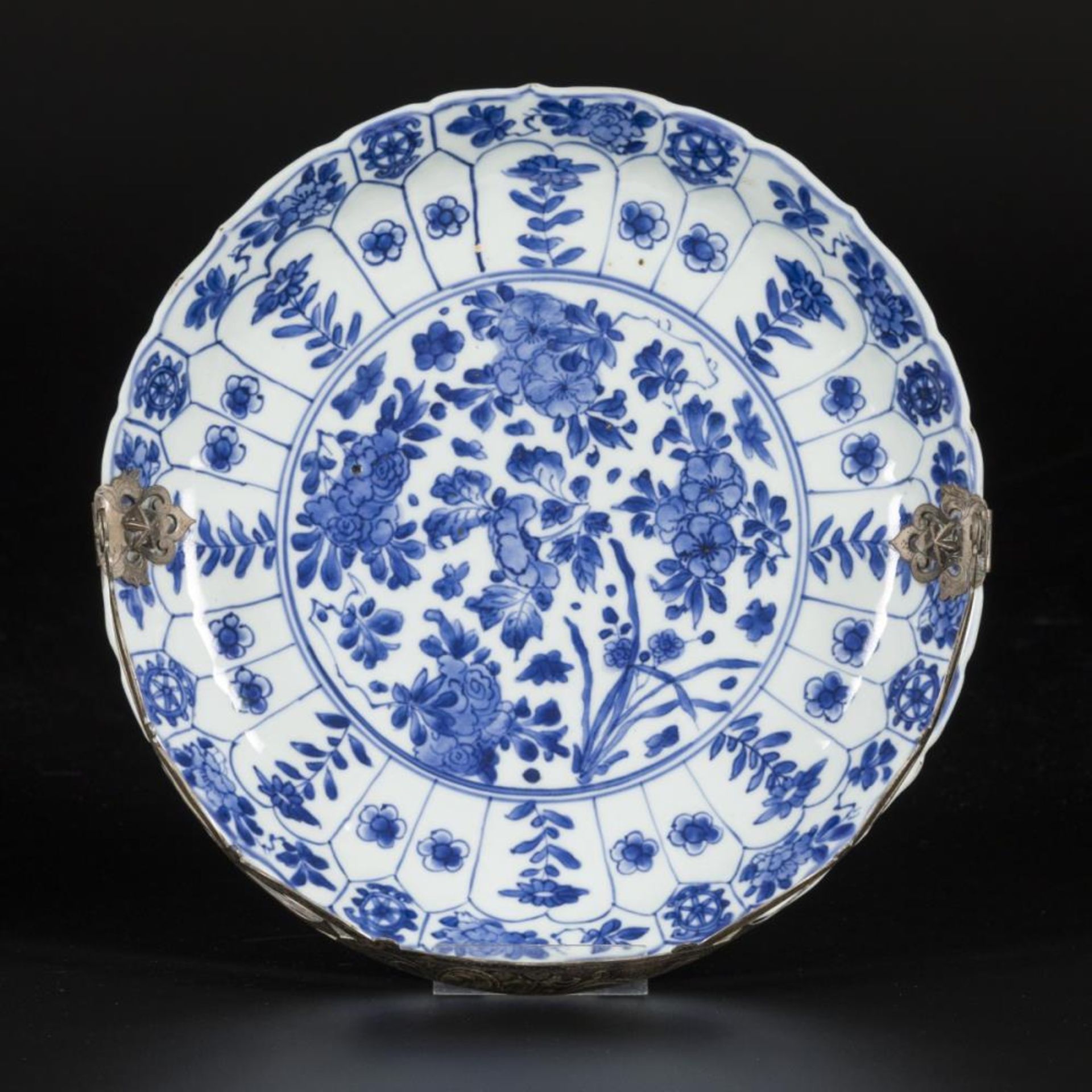 A porcelain charger with floral decoration, marked in period China, Kangxi. - Image 2 of 3