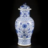 A porcelain lidded vase with floral decoration, China, 19th/20th century.