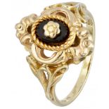 14K. Yellow gold vintage ring set with onyx.