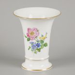 A porcelain beaker vase decorated with flowers. Meissen, late 20th century.