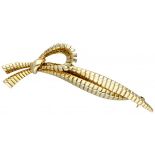 14K. Yellow gold bow-shaped brooch.