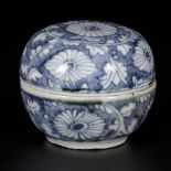 A porcelain lidded box with floral decorations, China, Wanli.