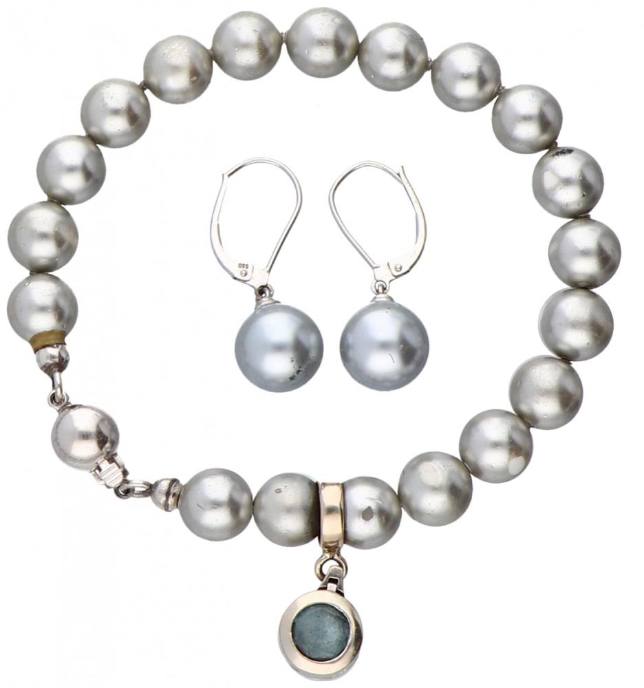 Set of pearl necklace, bracelet and earrings with 14K. white gold closures and pendant. - Image 2 of 2