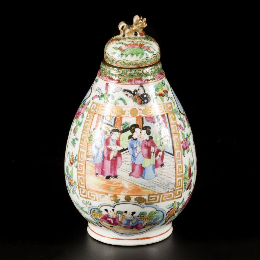 A porcelain storage jar with Canton decor, China, 19th century. - Image 3 of 6