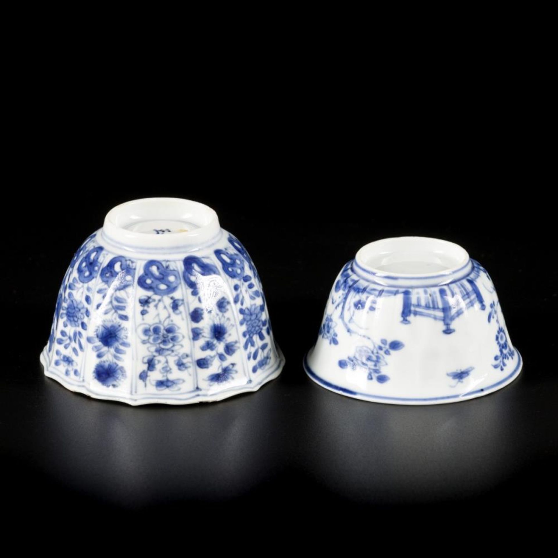 A lot comprised of (2) porcelain cups with floral decoration, one marked with yu (jade), China, Kang - Bild 2 aus 4