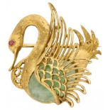 18K. Yellow gold swan brooch set with approx. 6.12 ct. jade and ruby.