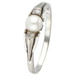 14K. White gold ring set with approx. 0.02 ct. diamond and a freshwater pearl.