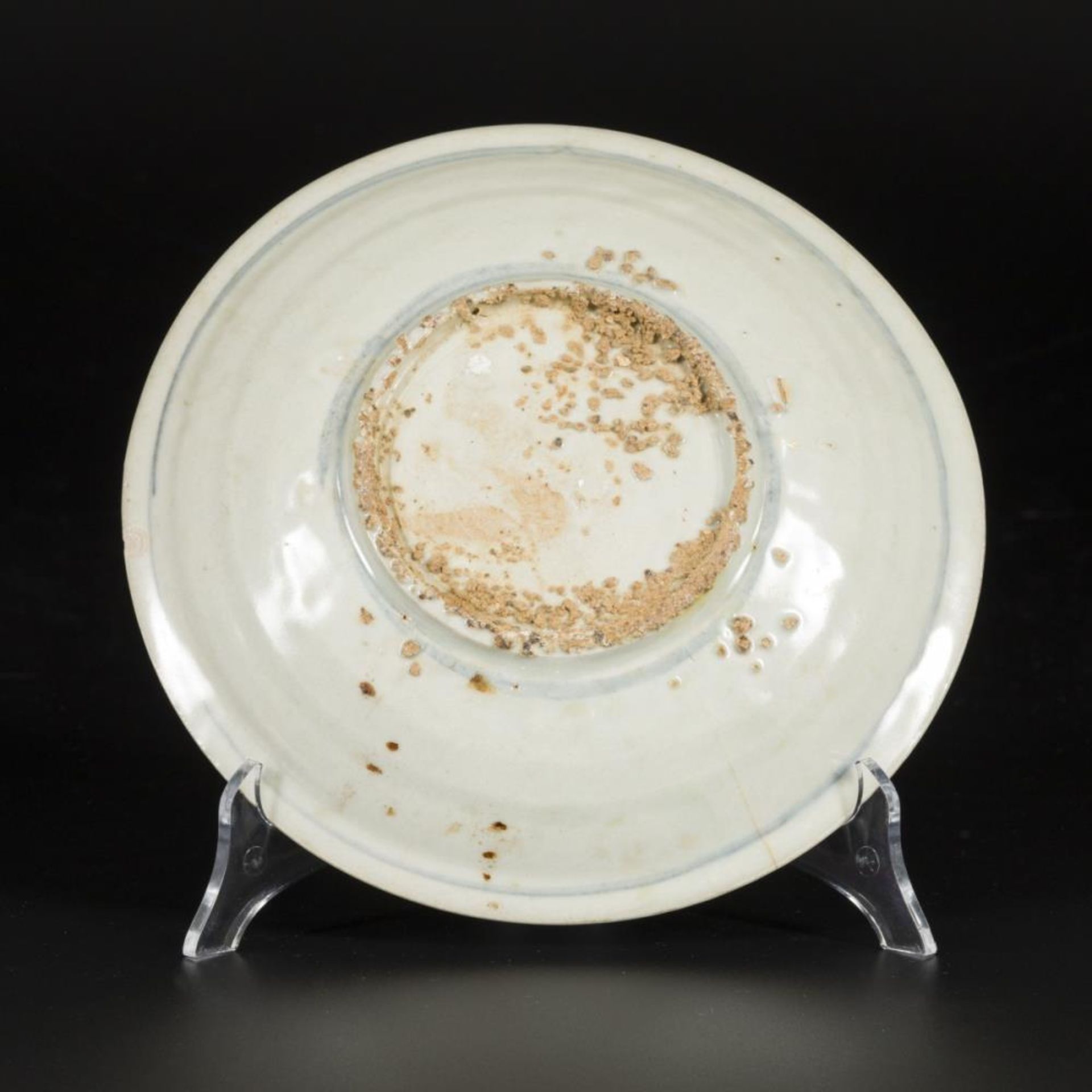 A porcelain bowl with floral decorations, China, Ming. - Bild 2 aus 2