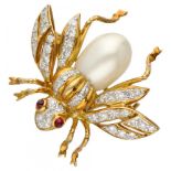 14K. Yellow gold vintage insect brooch set with approx. 0.45 ct. diamond, freshwater pearl and garne