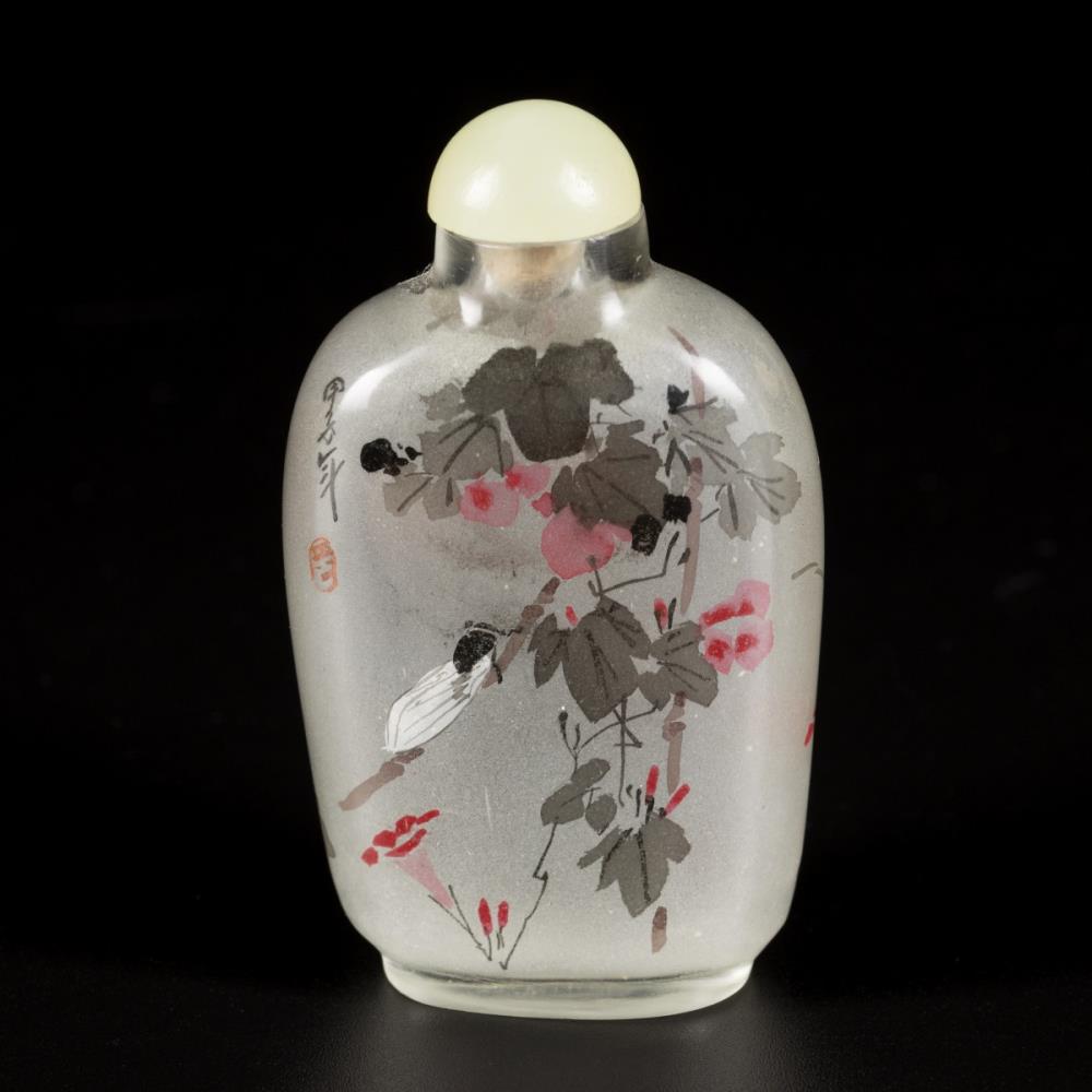 A lot comprised of (4) glass snuff bottles with various decorations, China, 1st half 20th century. - Image 3 of 15