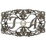 Silver Art Deco brooch set with marcasite and cultivated pearl - 925/1000.