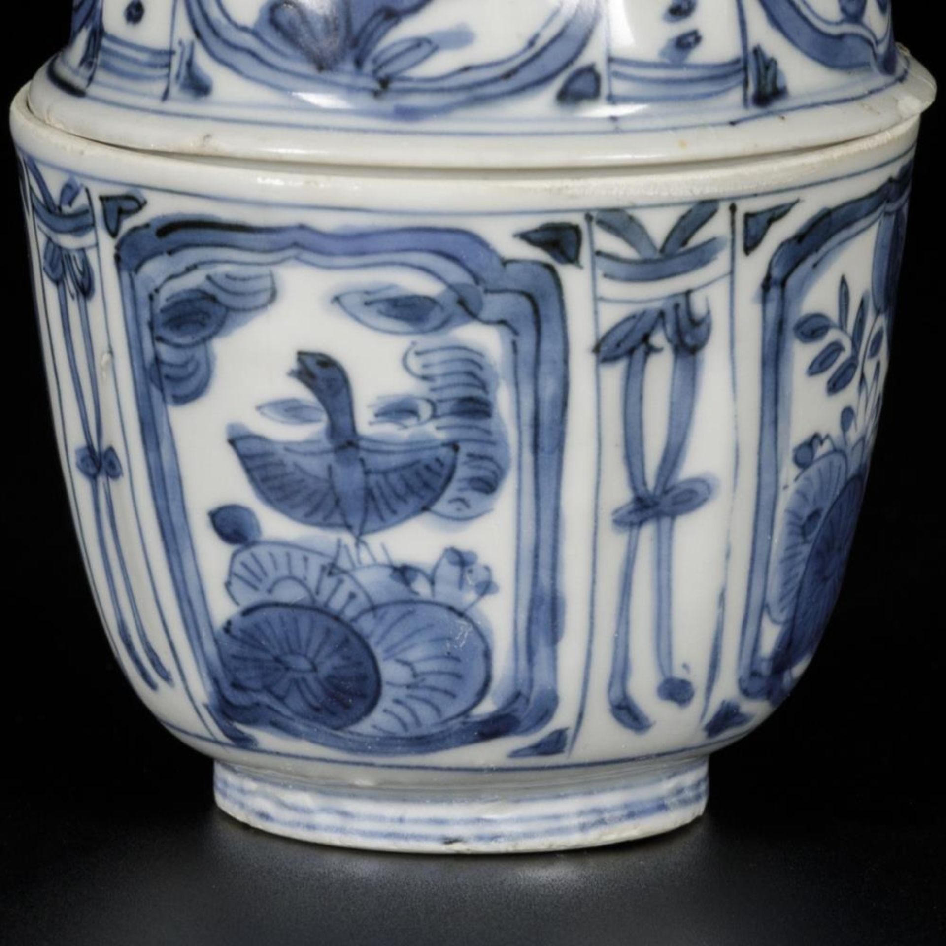 A porcelain lidded bowl with floral decor, China, Wanli. - Bild 4 aus 7