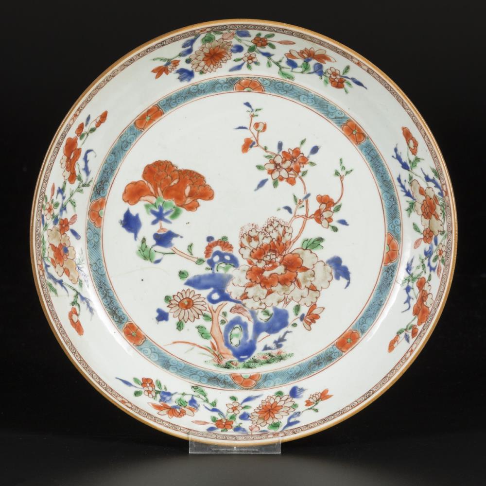 A porcelain charger with floral decorations, China, 18th century.