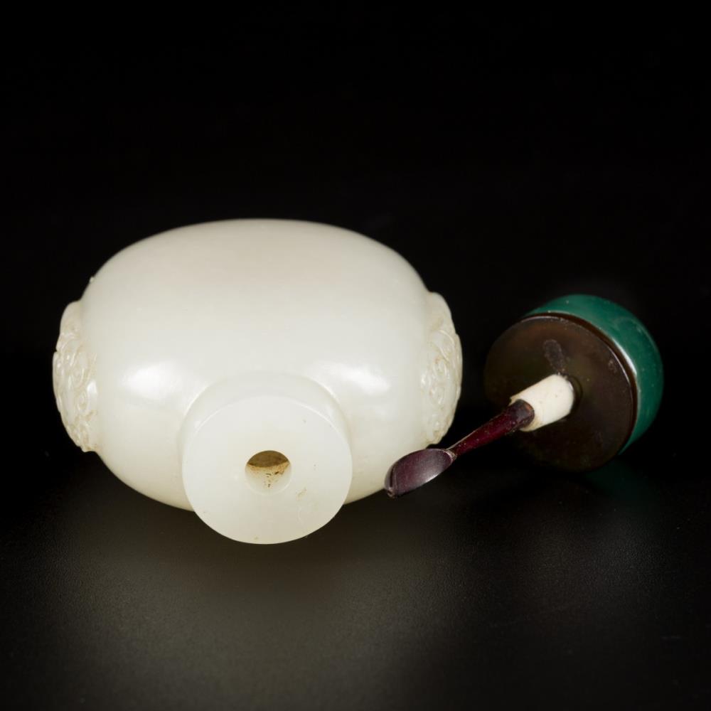 A Hetian white jade snuff bottle, spherical model, China, 19th century. - Image 4 of 5