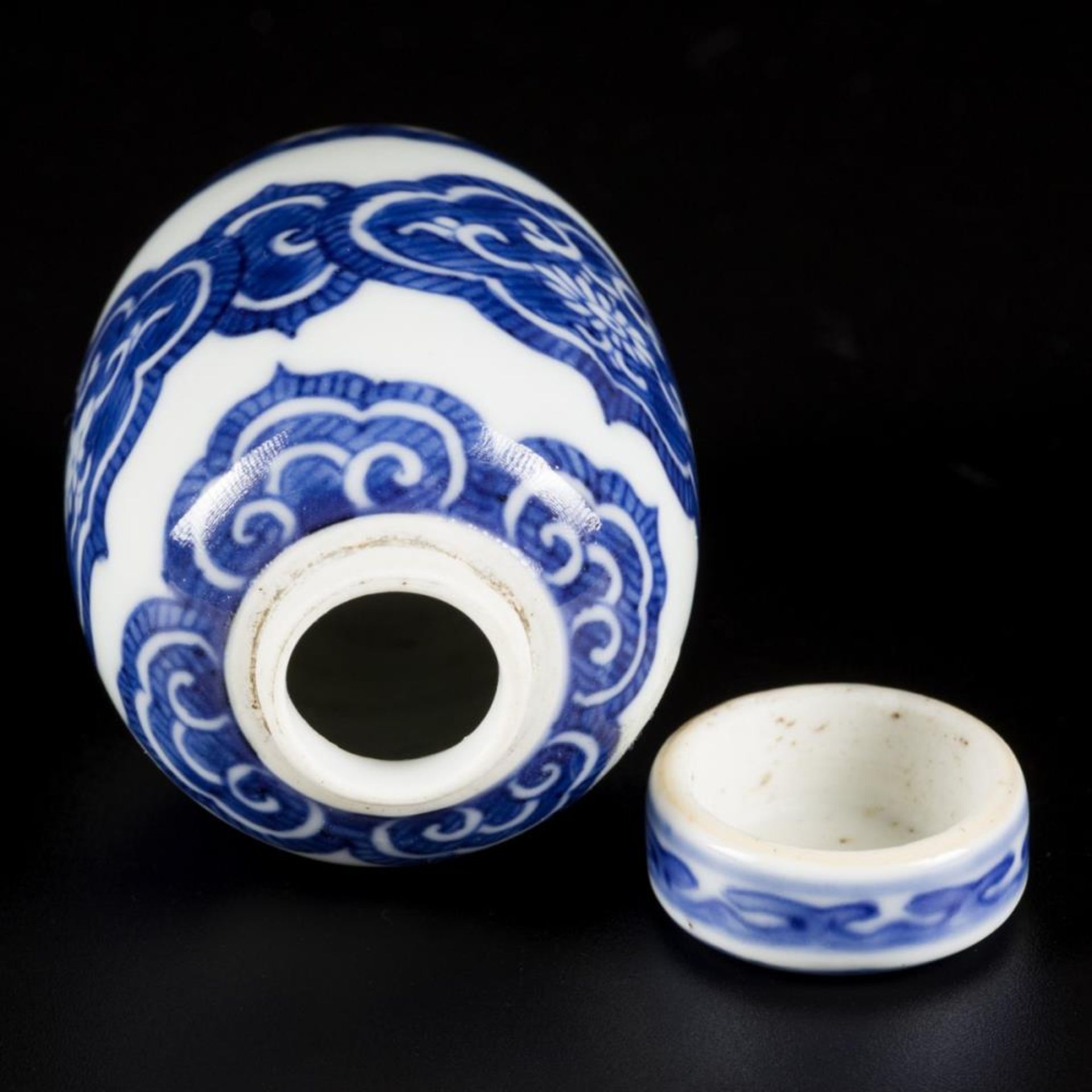 A porcelain lidded jar with floral decoration, marked Yu "jade", China, Kangxi. - Bild 5 aus 6