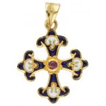 18K. Yellow gold cross-shaped pendant set with approx. 0.05 ct. natural ruby ​​and enamel.