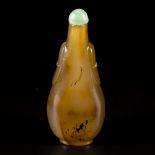 An agate snuff bottle with lion heads, China, 19th century.