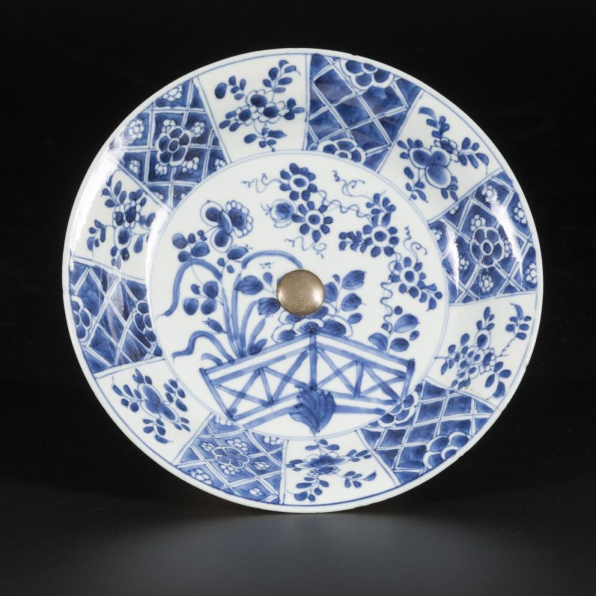 A porcelain plate on a silver base, China, Kangxi. - Bild 2 aus 3