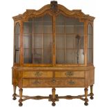 A Dutch display cabinet, ca. 1700.