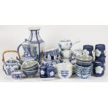 A large lot of various porcelain and earthenware. China/Japan, 20th century.