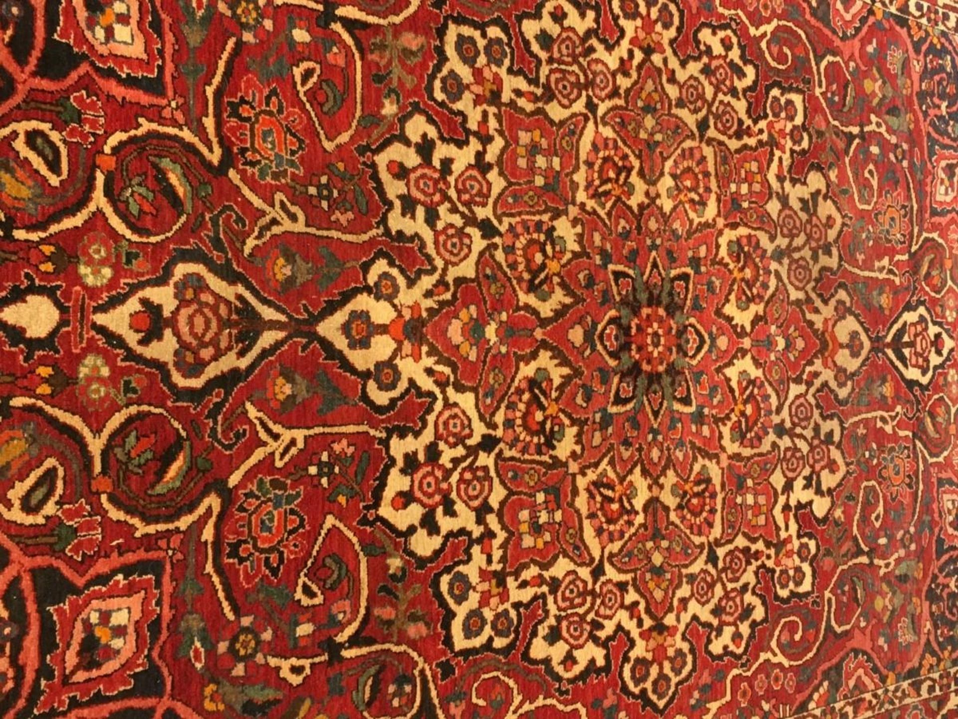 A Persian "Shiraz" rug, Iran, 20th century. - Bild 2 aus 4