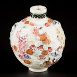 A porcelain famille rose snuff bottle decorated with 8 immortals, China, 19th century.