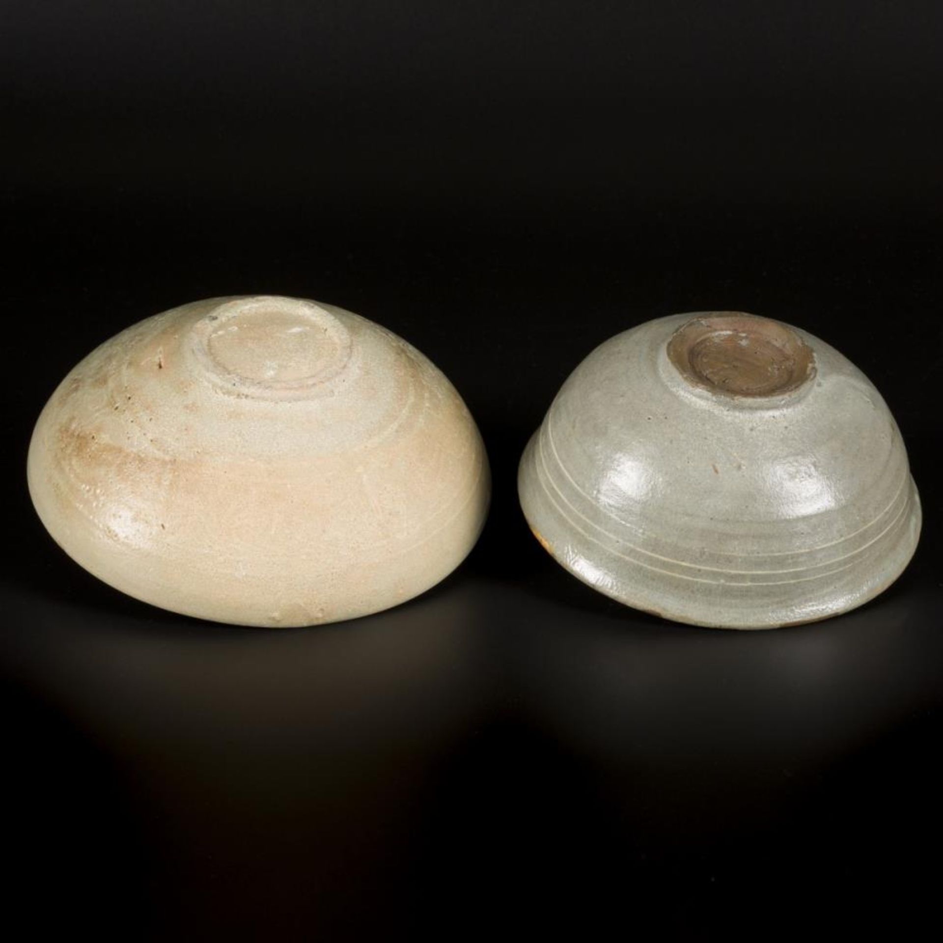 A lot comprised of (2) glazed earthenware bowls, Korea, 13th century. - Bild 2 aus 5