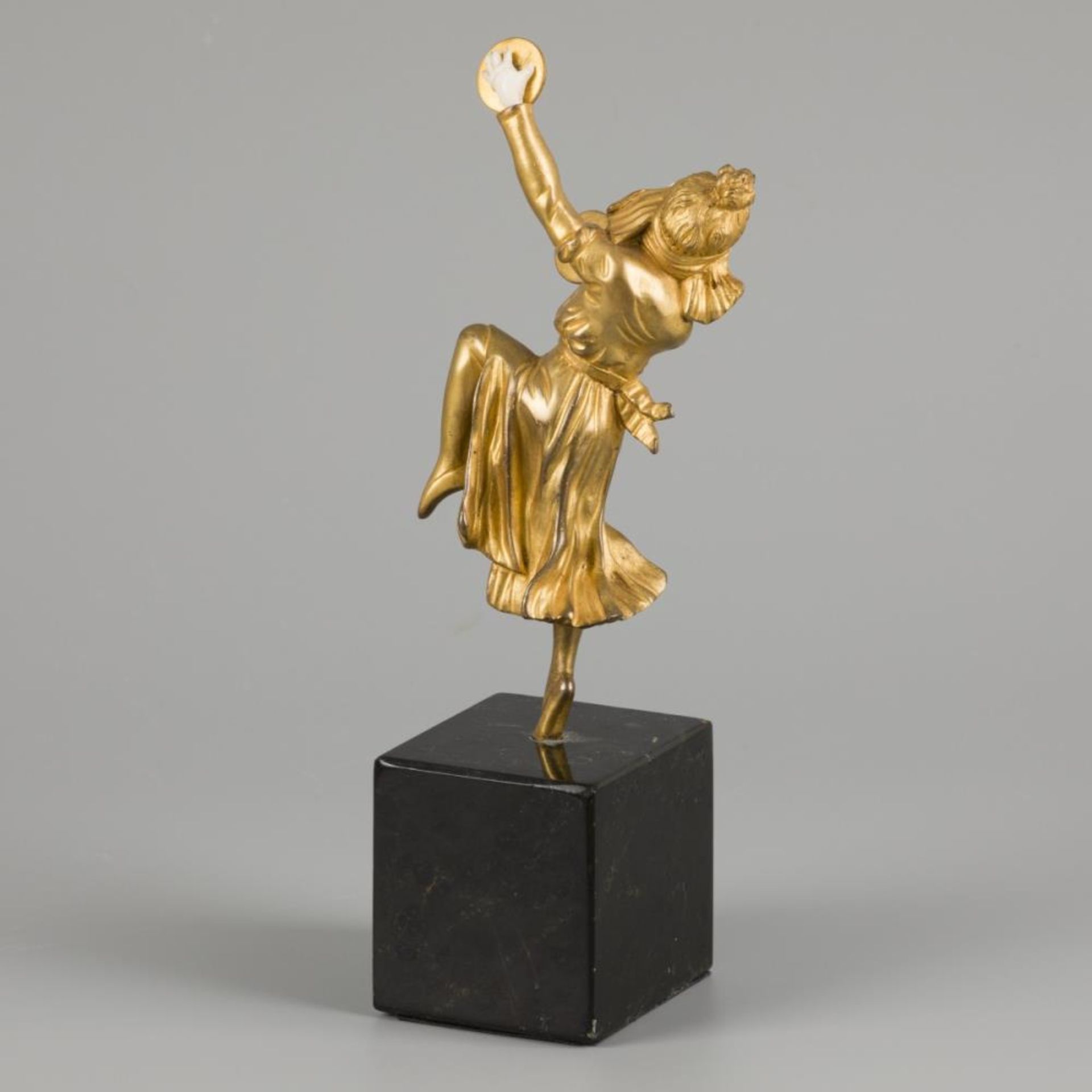 Georges Omerth (1895 - 1925), A bronze 'chryselephantine' figurine depicting a dancer playing cymbal - Bild 2 aus 3