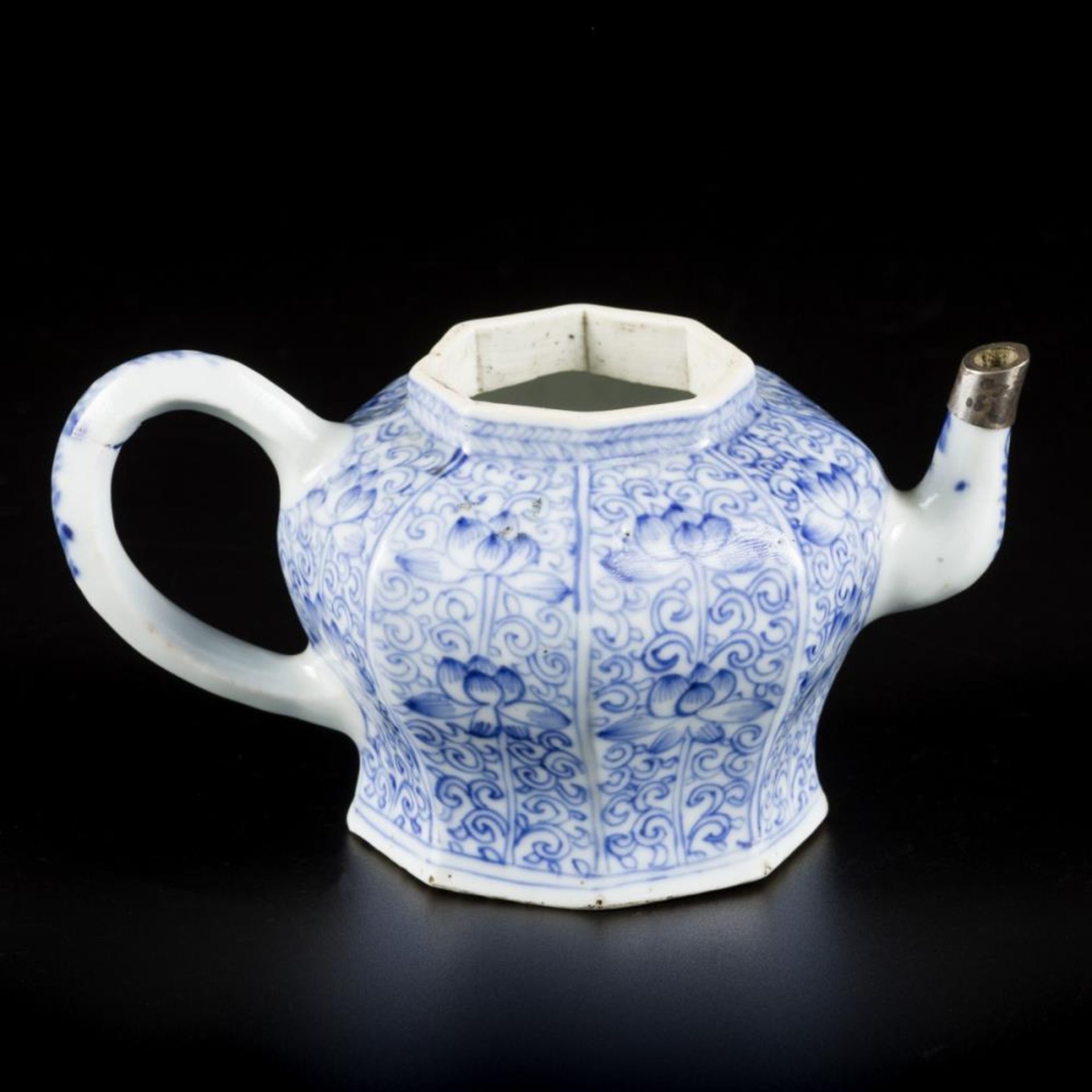 A porcelain teapot with floral decoration in compartments, China, Kangxi. - Bild 3 aus 6