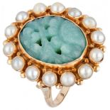 14K. Yellow gold vintage ring set with approx. 3.60 ct. carved jade and freshwater pearls.