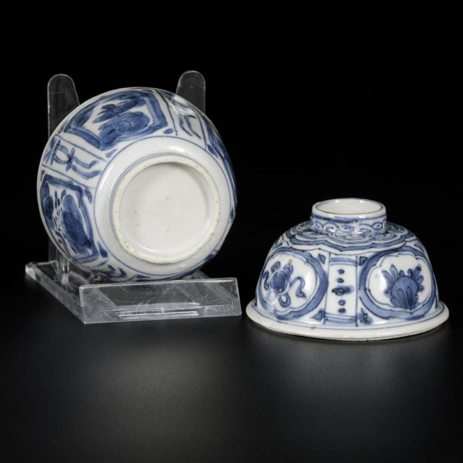 A porcelain lidded bowl with floral decor, China, Wanli. - Bild 7 aus 7