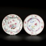 A lot comprising (2) porcelain plates with floral decoration, China, Yongzehng/QIianlong.