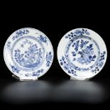 A lot comprising (2) porcelain plates with floral decoration, China, 18th century.