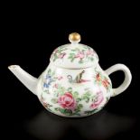 A porcelain teapot with Canton decor, China, 19th century.