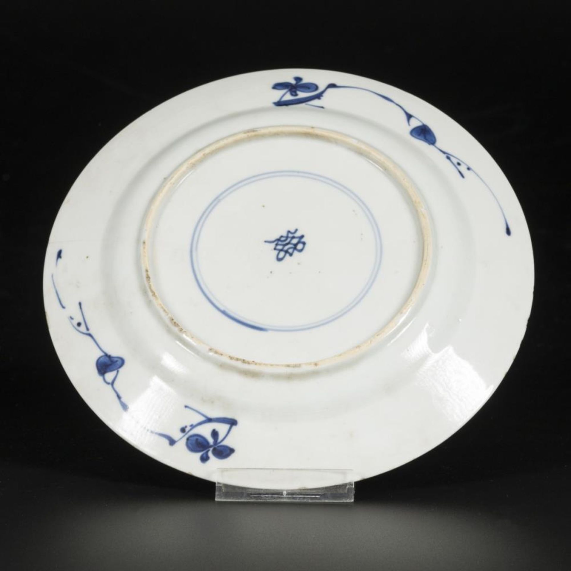 A porcelain plate with floral decoration, China, Kangxi. - Bild 2 aus 2