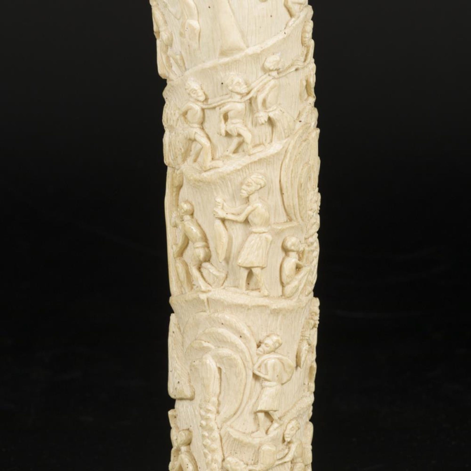 An ivory carving with depictions of African villagers, DRC, ca. 1920/30. - Bild 4 aus 6