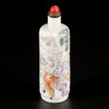 A porcelain famille rose snuff bottle, decorated with courtesies, China, circa 1900.