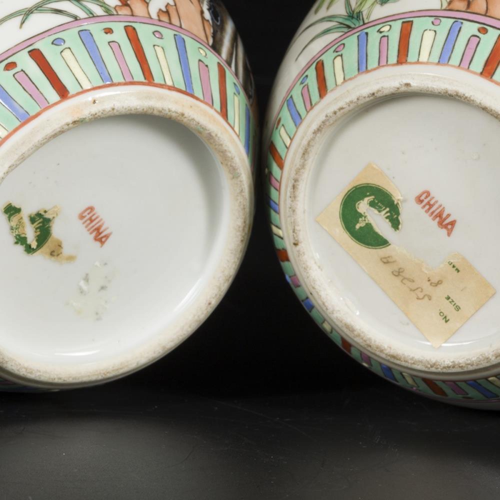 A set of (2) porcelain lidded jars with famille rose decor, China, 1st half 20th century. - Image 7 of 7