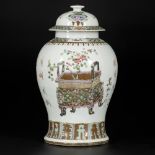 A porcelain lidded vase with floral decor, China, 19th/20th century.