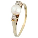 14K. Yellow gold ring set with approx. 0.04 ct. diamond and a freshwater pearl.