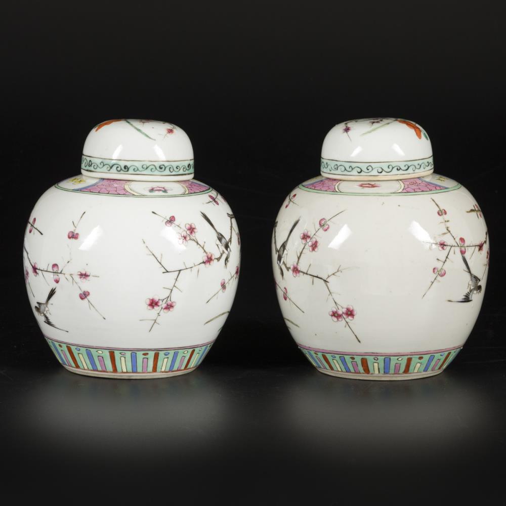 A set of (2) porcelain lidded jars with famille rose decor, China, 1st half 20th century. - Image 4 of 7