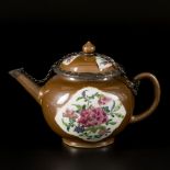 A porcelain teapot with capucine fond and floral decoration in the center, China, 18th century.
