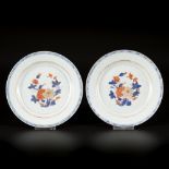 A set of (2) porcelain plates with Imari decoration, China, 18th century.