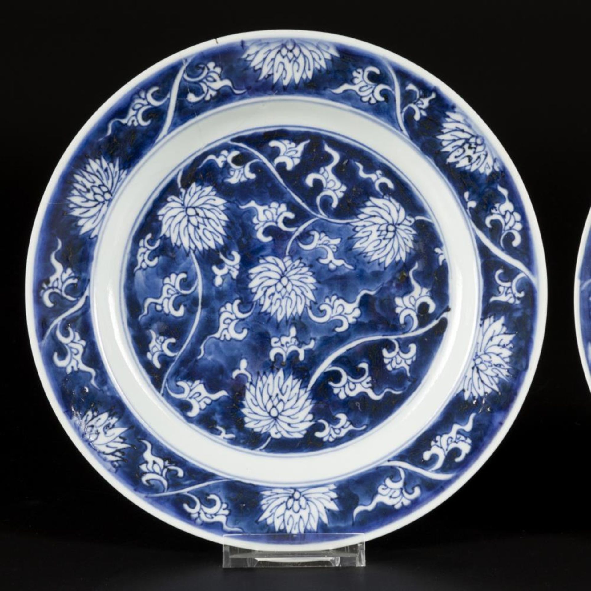 A set of (2) porcelain plates with lotus decoration in reversed technique, marked with incense burne - Bild 2 aus 6