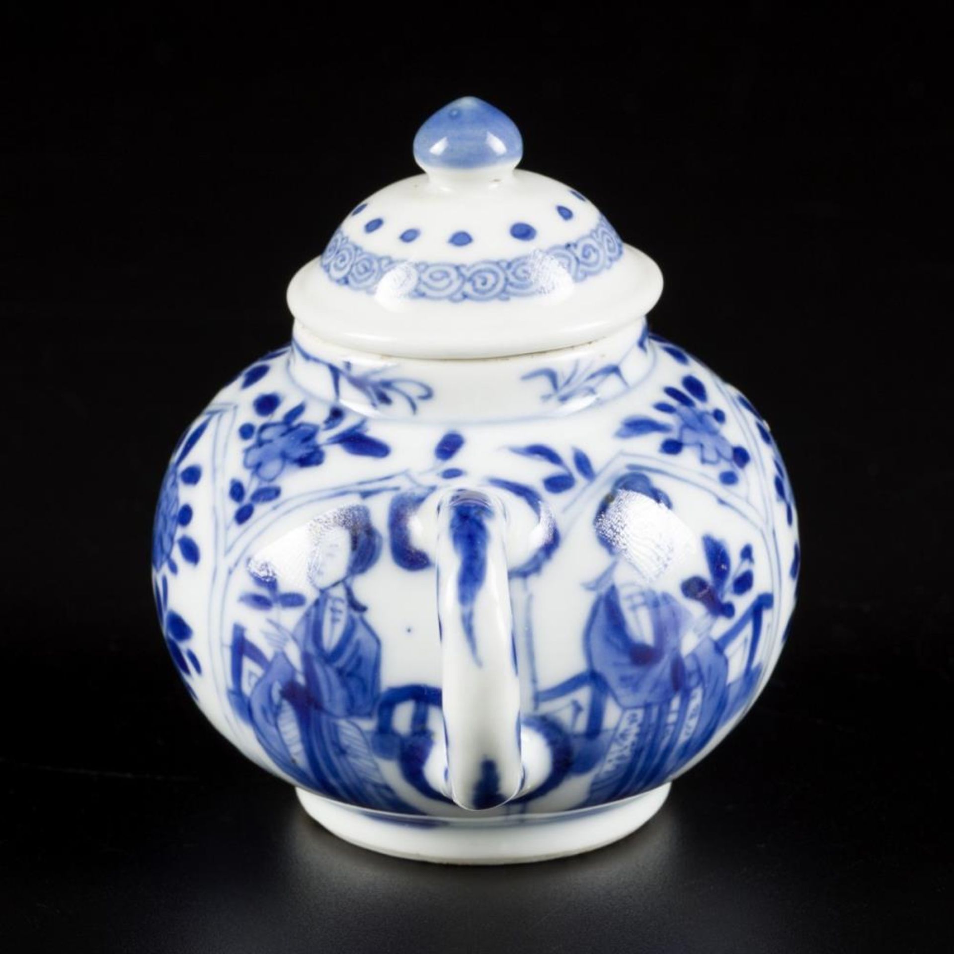 A porcelain teapot with decoration of flowers and Lingzi, marked Yu "jade", China, Kangxi. - Bild 2 aus 6